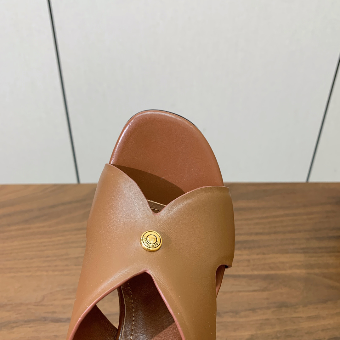 【Loro Piana】经典复古绝美坡跟拖鞋。简约即时髦、松弛的高级感。感受夏日感高级穿搭。面料采用原版