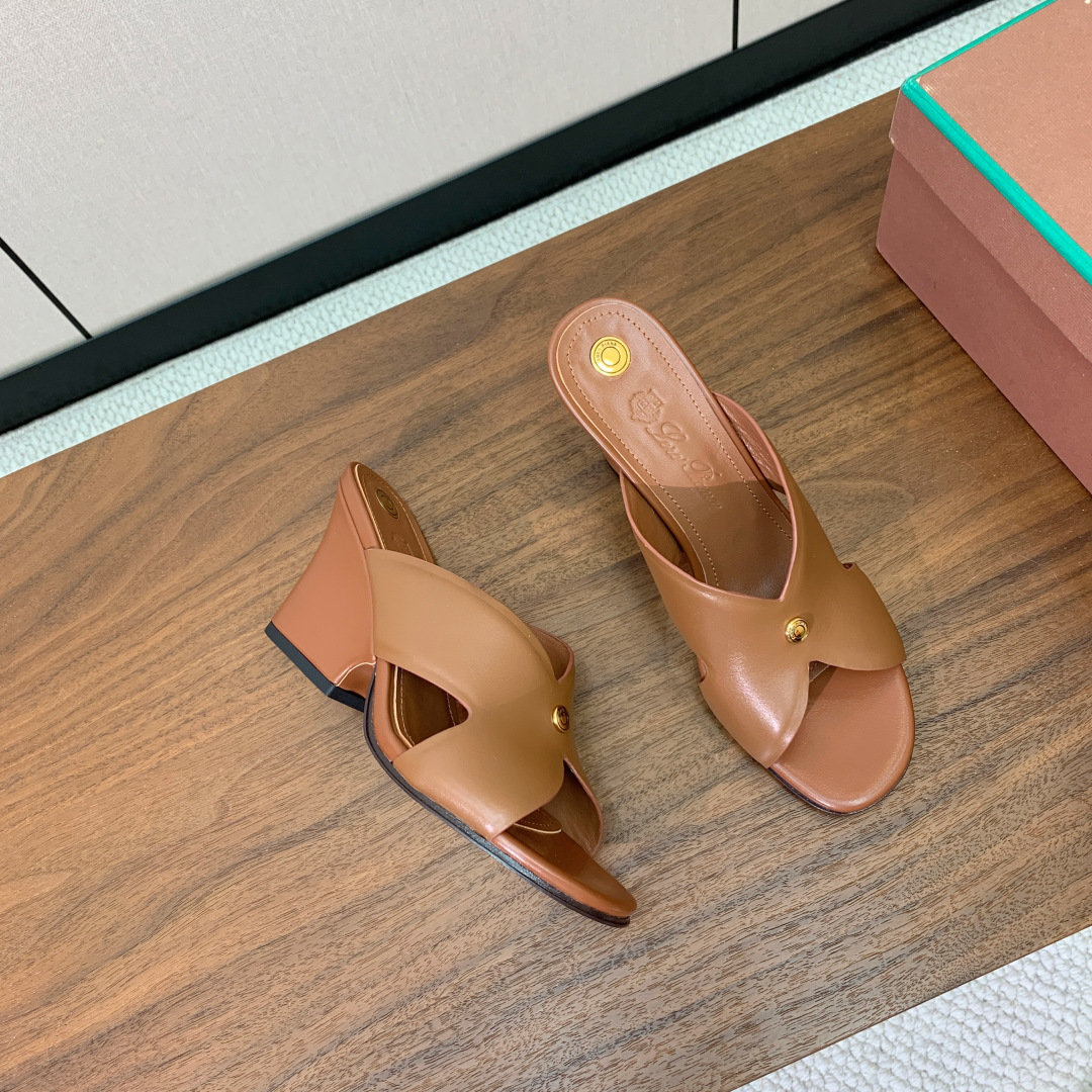 【Loro Piana】经典复古绝美坡跟拖鞋。简约即时髦、松弛的高级感。感受夏日感高级穿搭。面料采用原版