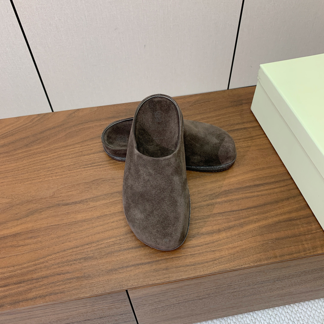【BRUNELL* CUCINELL*】包头拖。经典灵感定义了这款鞋的现代优雅风格。鞋面牛反绒，原版开模