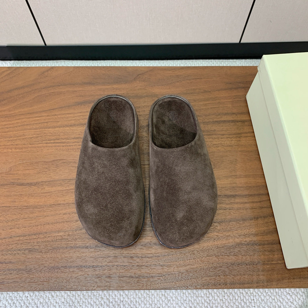 【BRUNELL* CUCINELL*】包头拖。经典灵感定义了这款鞋的现代优雅风格。鞋面牛反绒，原版开模
