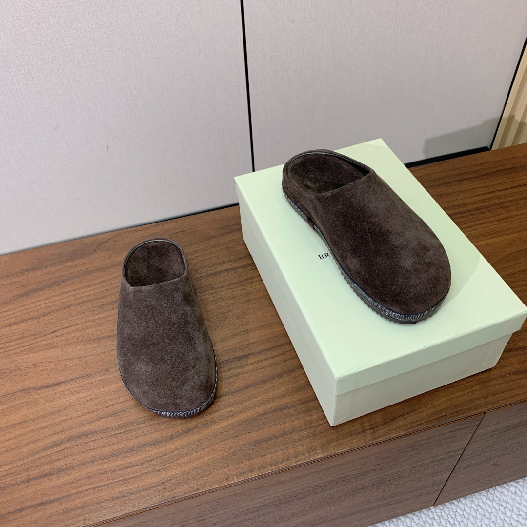 【BRUNELL* CUCINELL*】包头拖。经典灵感定义了这款鞋的现代优雅风格。鞋面牛反绒，原版开模