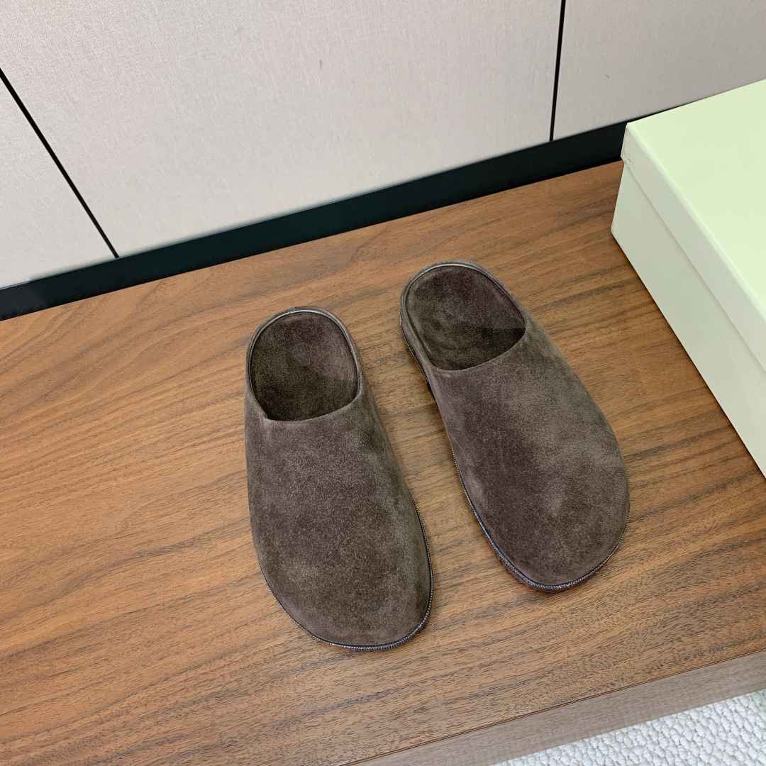【BRUNELL* CUCINELL*】包头拖。经典灵感定义了这款鞋的现代优雅风格。鞋面牛反绒，原版开模