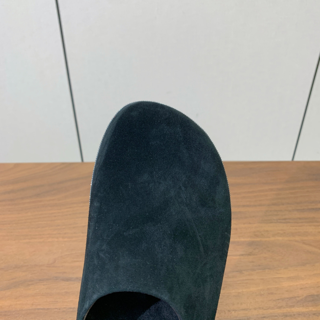 【BRUNELL* CUCINELL*】包头拖。经典灵感定义了这款鞋的现代优雅风格。鞋面牛反绒，原版开模