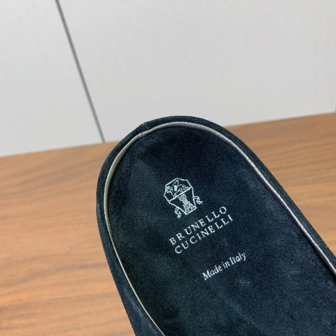 【BRUNELL* CUCINELL*】包头拖。经典灵感定义了这款鞋的现代优雅风格。鞋面牛反绒，原版开模