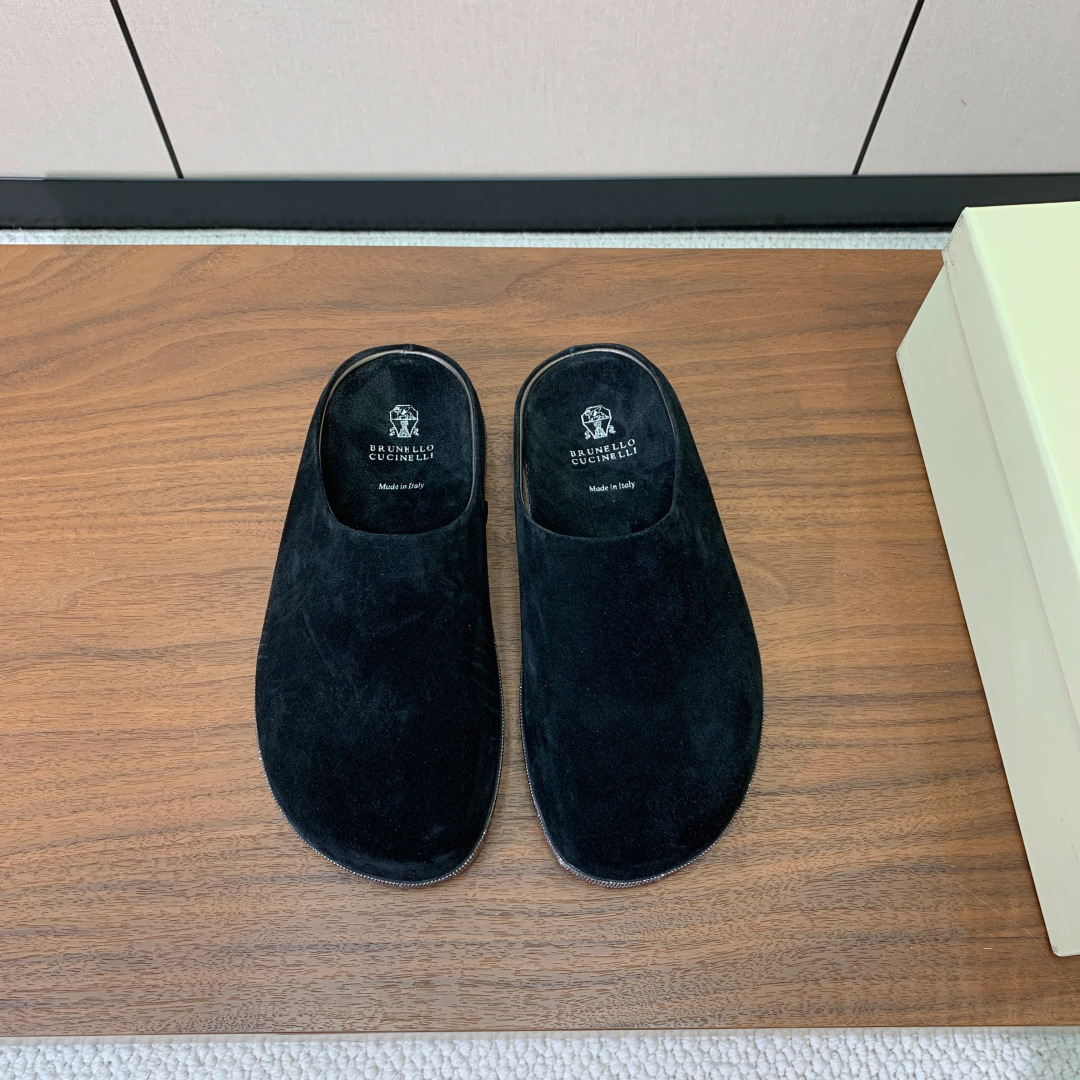 【BRUNELL* CUCINELL*】包头拖。经典灵感定义了这款鞋的现代优雅风格。鞋面牛反绒，原版开模