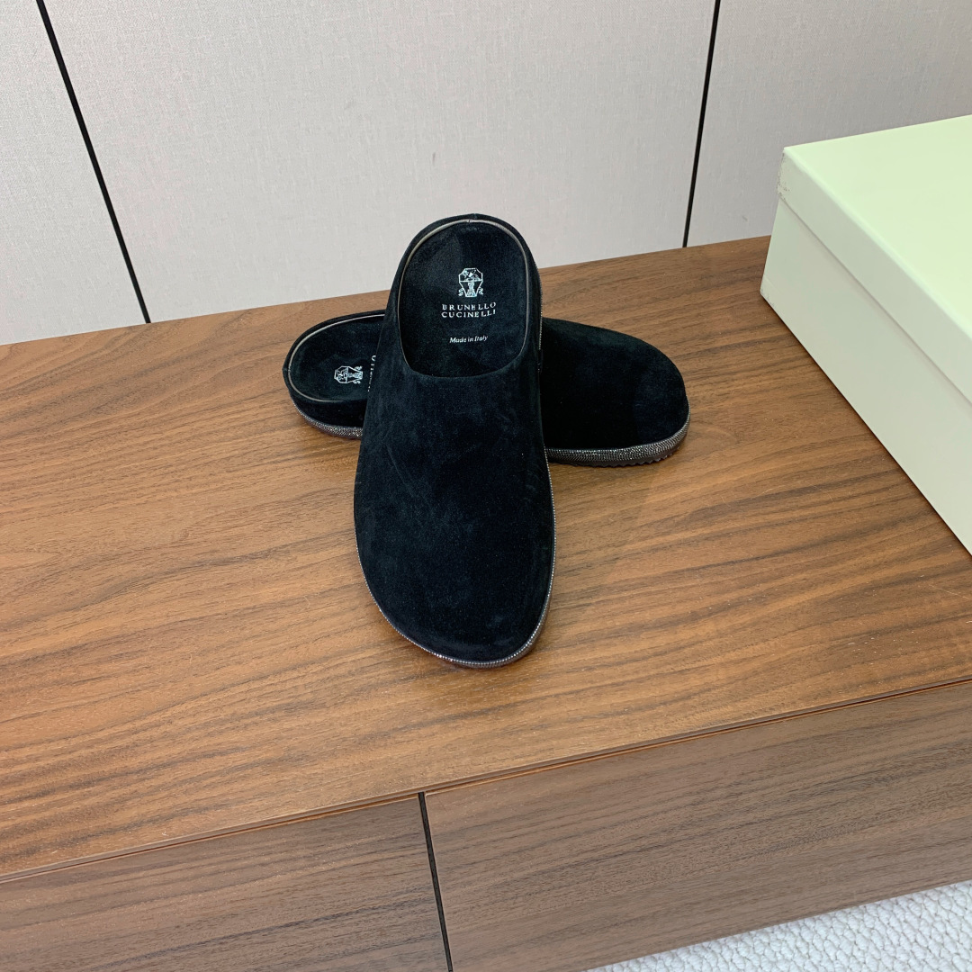 【BRUNELL* CUCINELL*】包头拖。经典灵感定义了这款鞋的现代优雅风格。鞋面牛反绒，原版开模