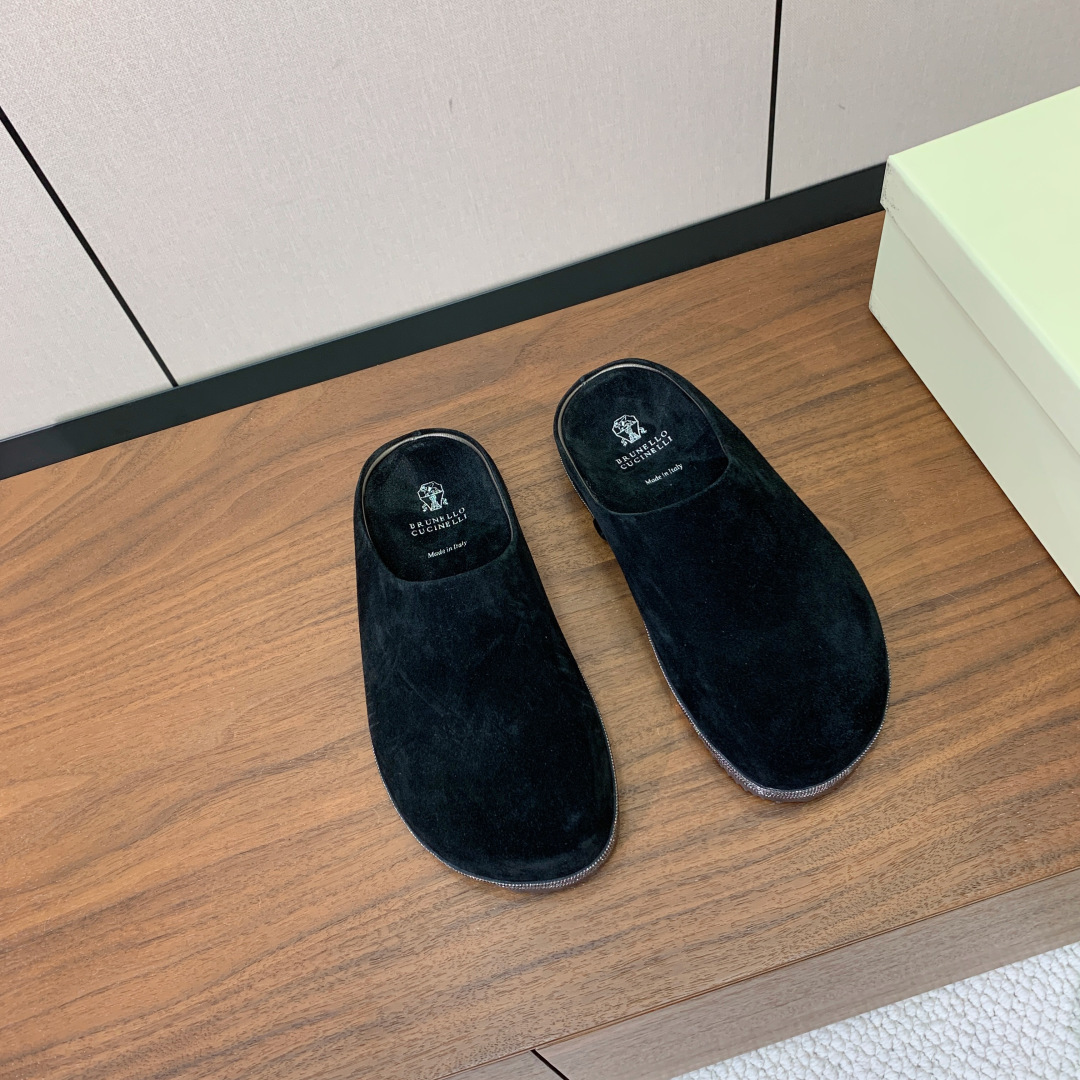 【BRUNELL* CUCINELL*】包头拖。经典灵感定义了这款鞋的现代优雅风格。鞋面牛反绒，原版开模