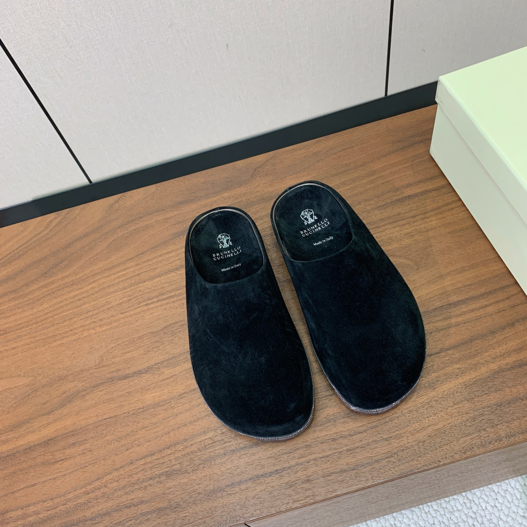 【BRUNELL* CUCINELL*】包头拖。经典灵感定义了这款鞋的现代优雅风格。鞋面牛反绒，原版开模