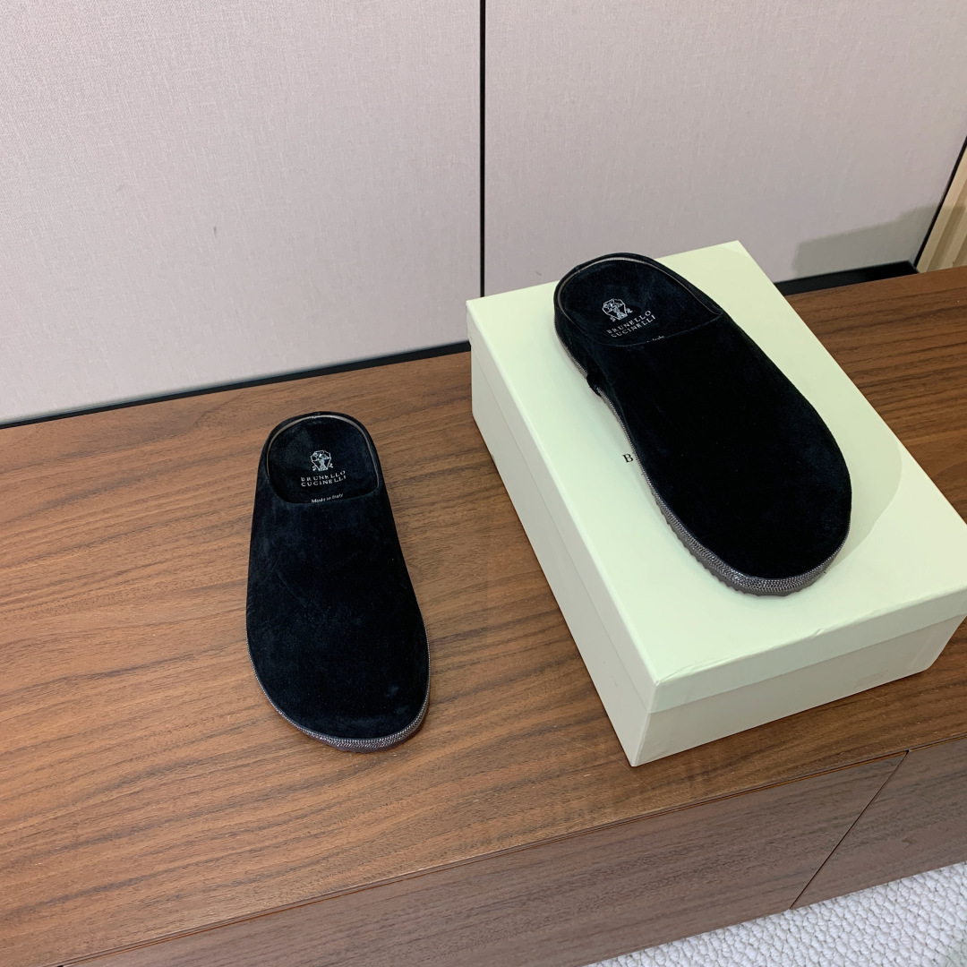 【BRUNELL* CUCINELL*】包头拖。经典灵感定义了这款鞋的现代优雅风格。鞋面牛反绒，原版开模