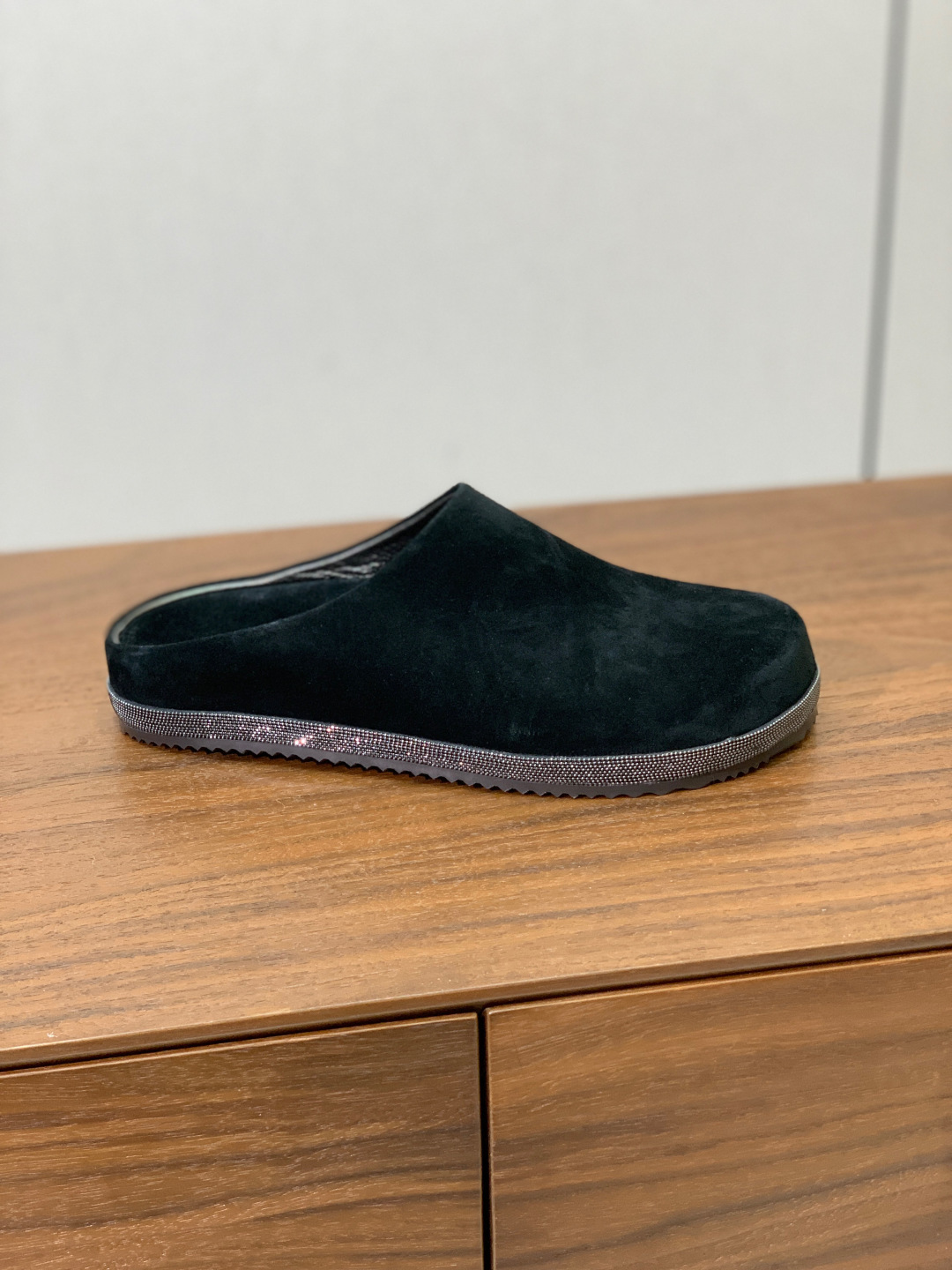 【BRUNELL* CUCINELL*】包头拖。经典灵感定义了这款鞋的现代优雅风格。鞋面牛反绒，原版开模