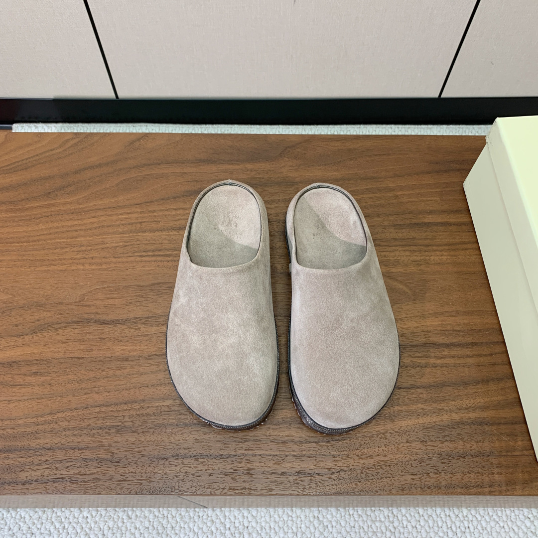 【BRUNELL* CUCINELL*】包头拖。经典灵感定义了这款鞋的现代优雅风格。鞋面牛反绒，原版开模