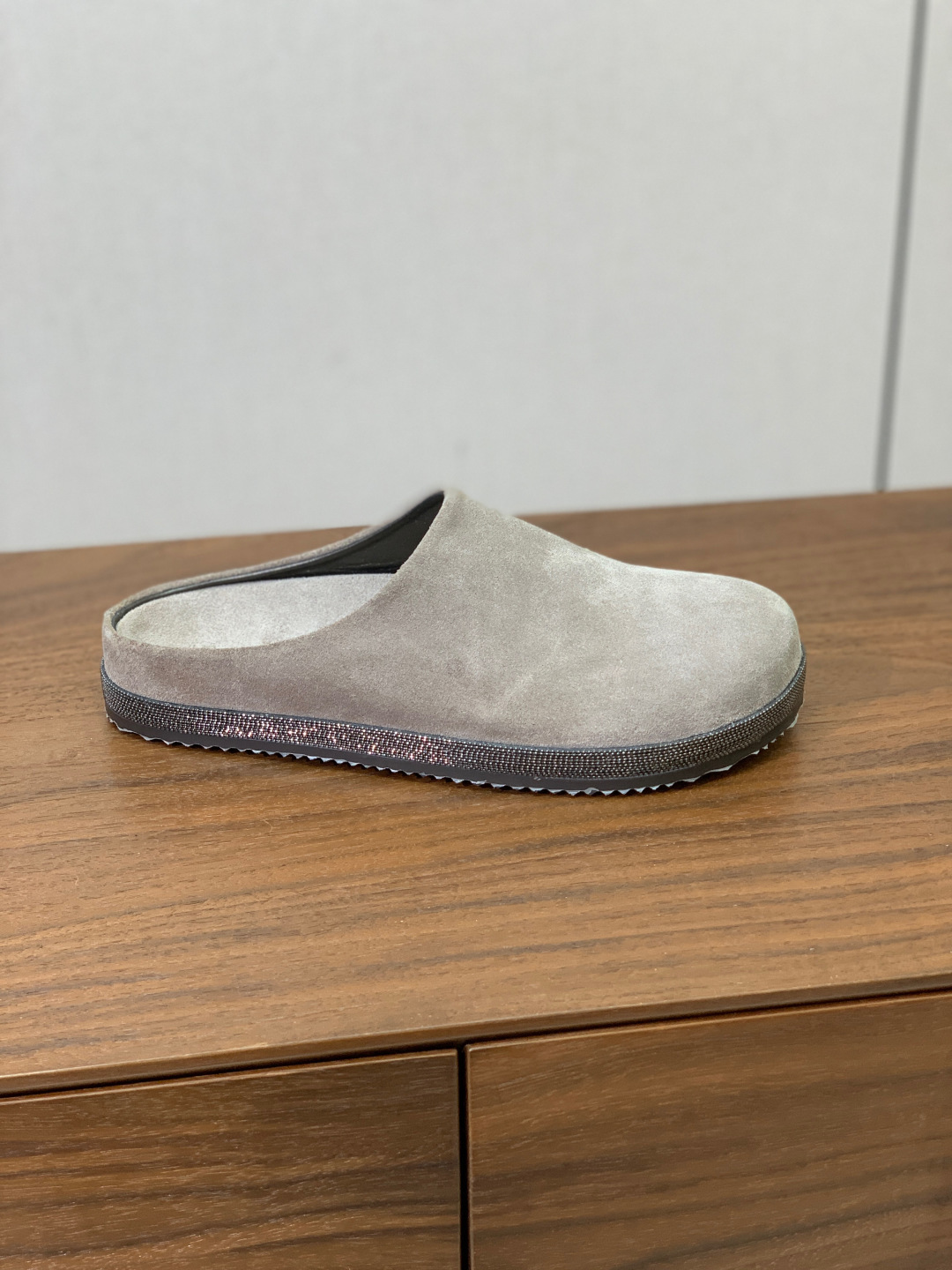 【BRUNELL* CUCINELL*】包头拖。经典灵感定义了这款鞋的现代优雅风格。鞋面牛反绒，原版开模