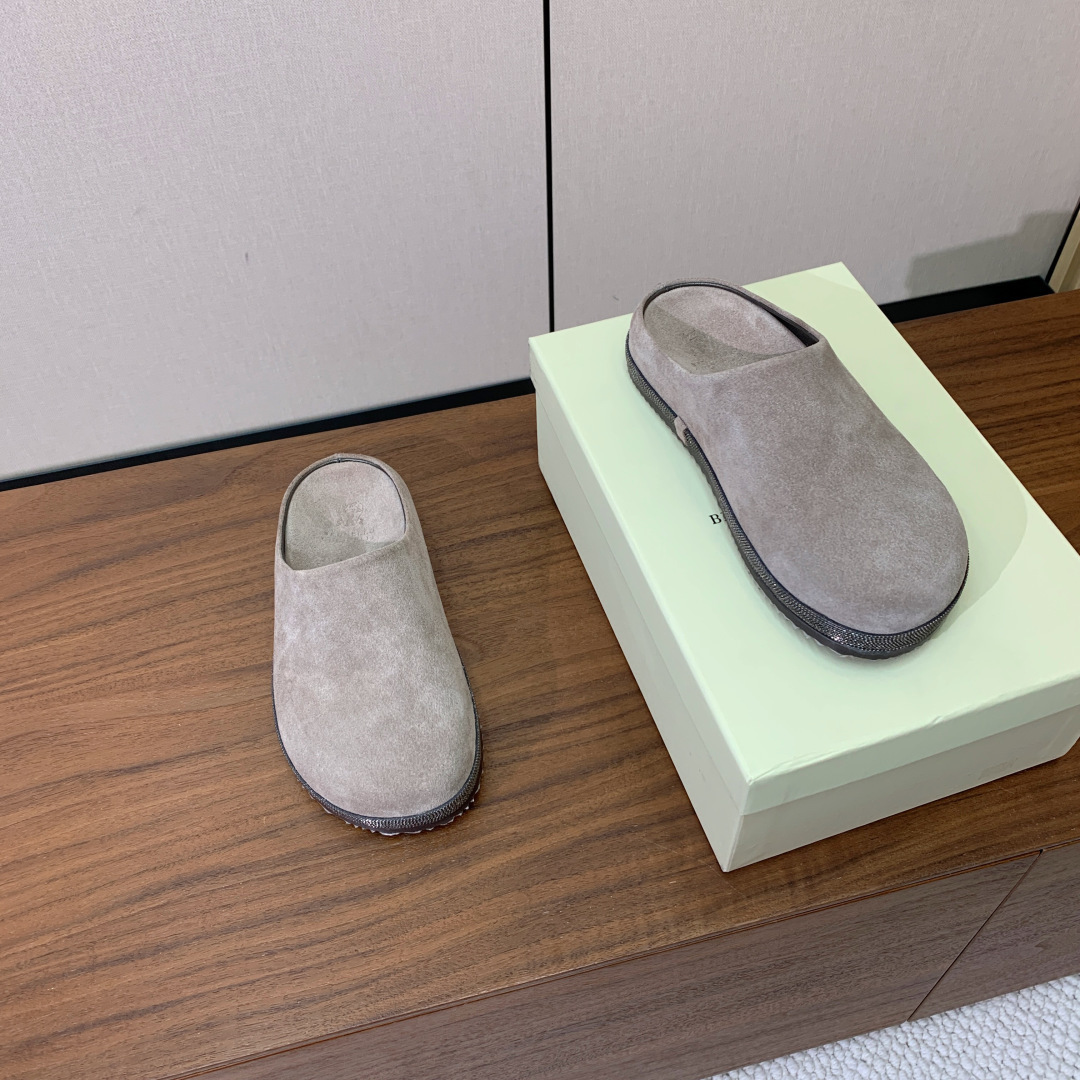 【BRUNELL* CUCINELL*】包头拖。经典灵感定义了这款鞋的现代优雅风格。鞋面牛反绒，原版开模