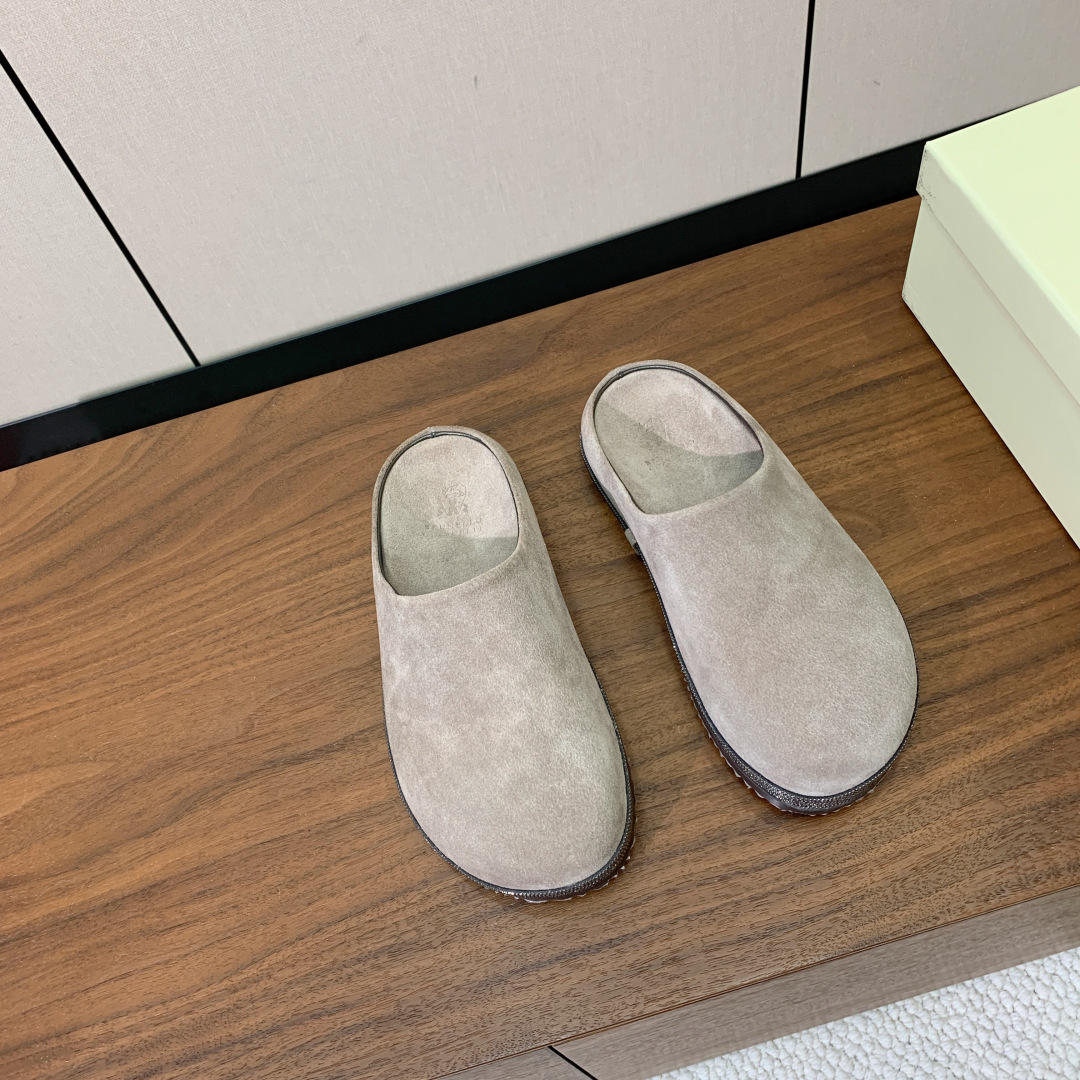 【BRUNELL* CUCINELL*】包头拖。经典灵感定义了这款鞋的现代优雅风格。鞋面牛反绒，原版开模