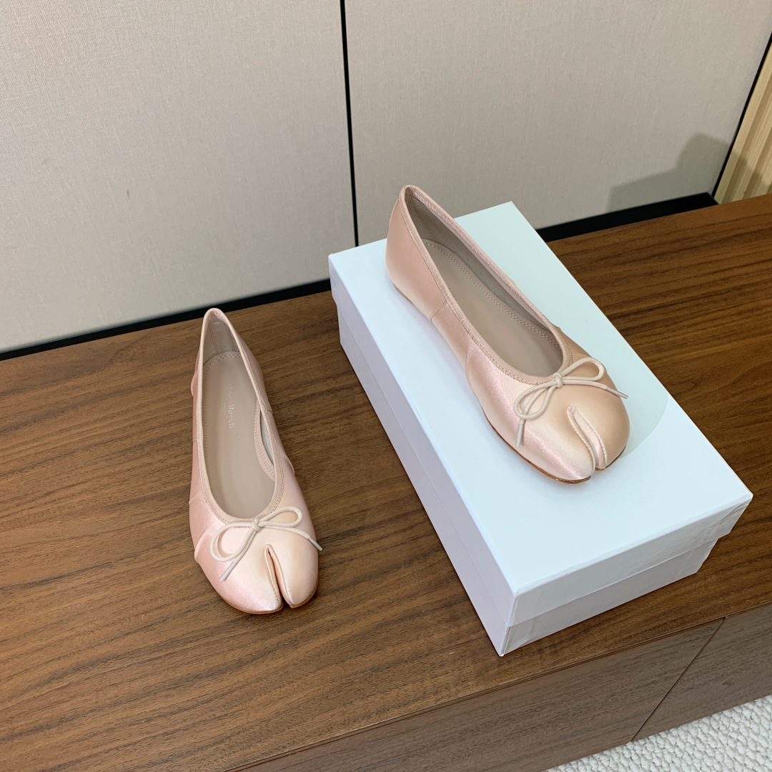 【Maison Margie*a】玛吉拉分趾单鞋。复古韵味，显瘦百搭。鞋面真丝，羊皮垫脚。真皮大底码数：