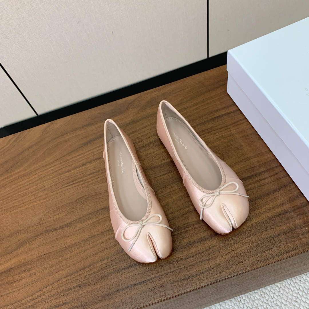 【Maison Margie*a】玛吉拉分趾单鞋。复古韵味，显瘦百搭。鞋面真丝，羊皮垫脚。真皮大底码数：