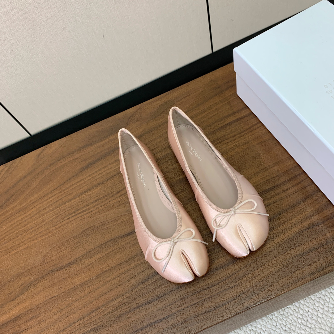 【Maison Margie*a】玛吉拉分趾单鞋。复古韵味，显瘦百搭。鞋面真丝，羊皮垫脚。真皮大底码数：