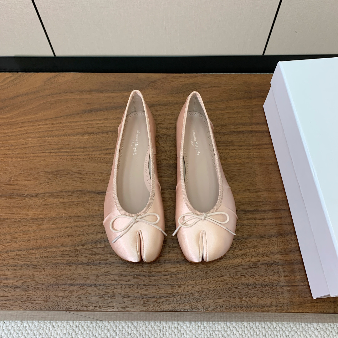 【Maison Margie*a】玛吉拉分趾单鞋。复古韵味，显瘦百搭。鞋面真丝，羊皮垫脚。真皮大底码数：