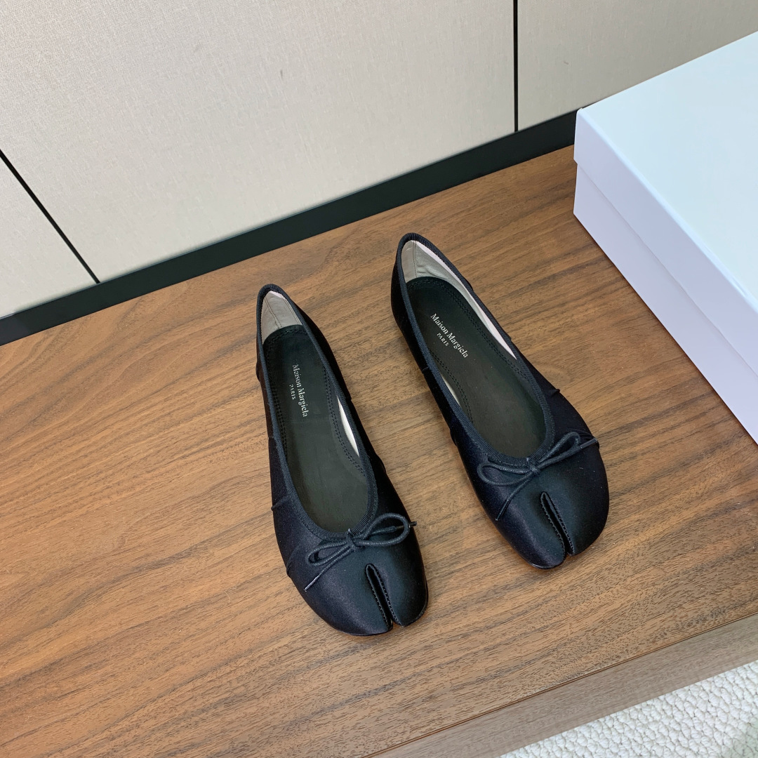 【Maison Margie*a】玛吉拉分趾单鞋。复古韵味，显瘦百搭。鞋面真丝，羊皮垫脚。真皮大底码数：