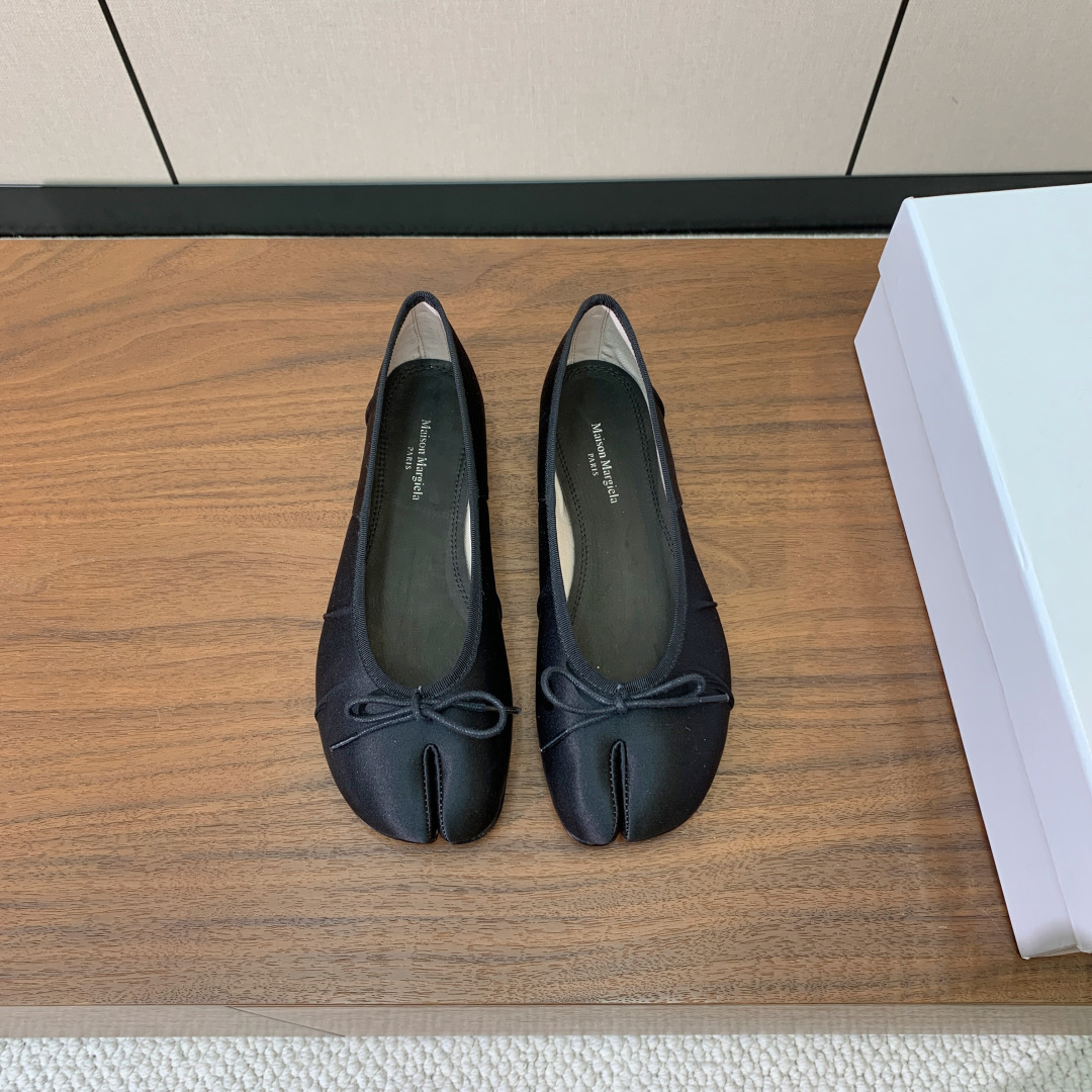 【Maison Margie*a】玛吉拉分趾单鞋。复古韵味，显瘦百搭。鞋面真丝，羊皮垫脚。真皮大底码数：