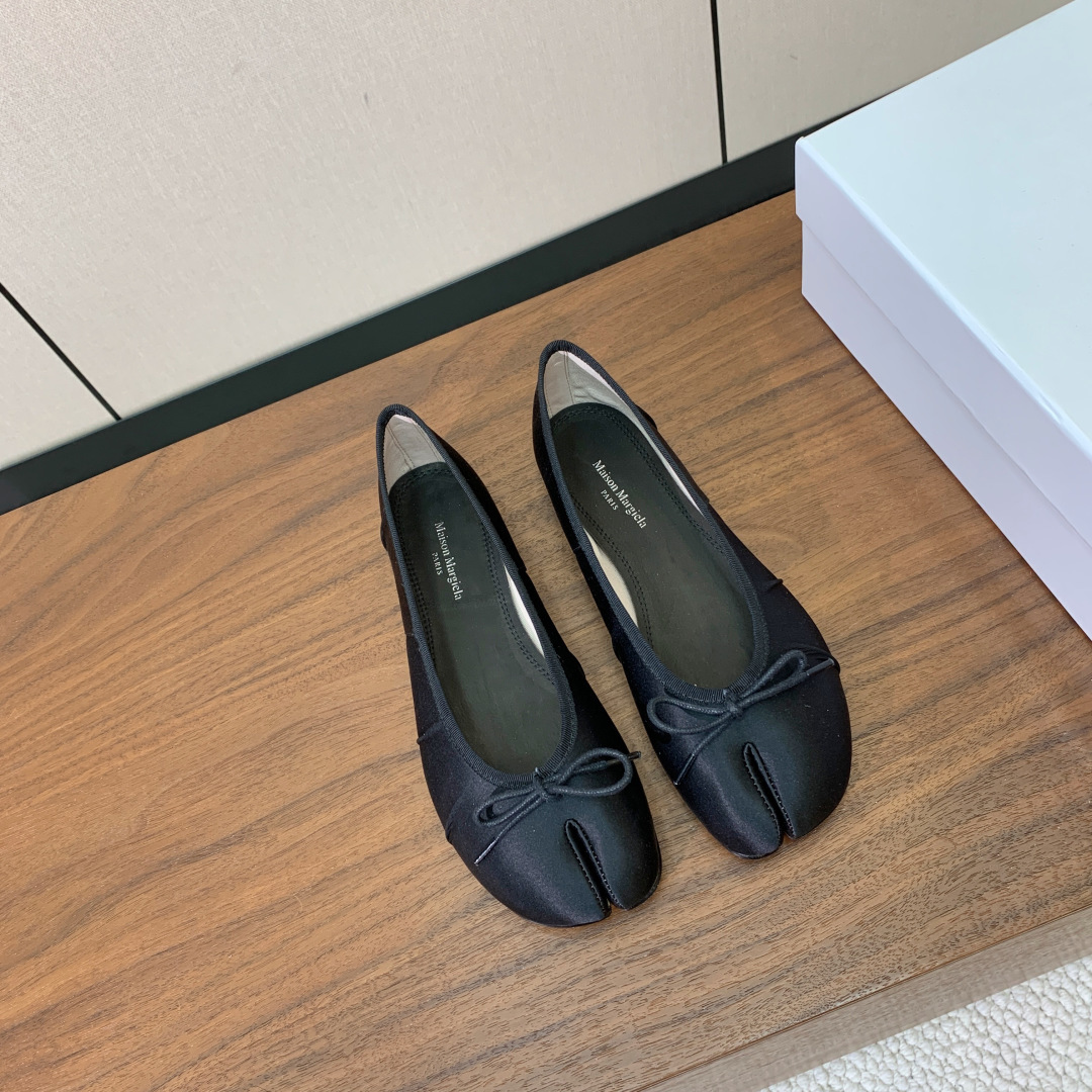【Maison Margie*a】玛吉拉分趾单鞋。复古韵味，显瘦百搭。鞋面真丝，羊皮垫脚。真皮大底码数：