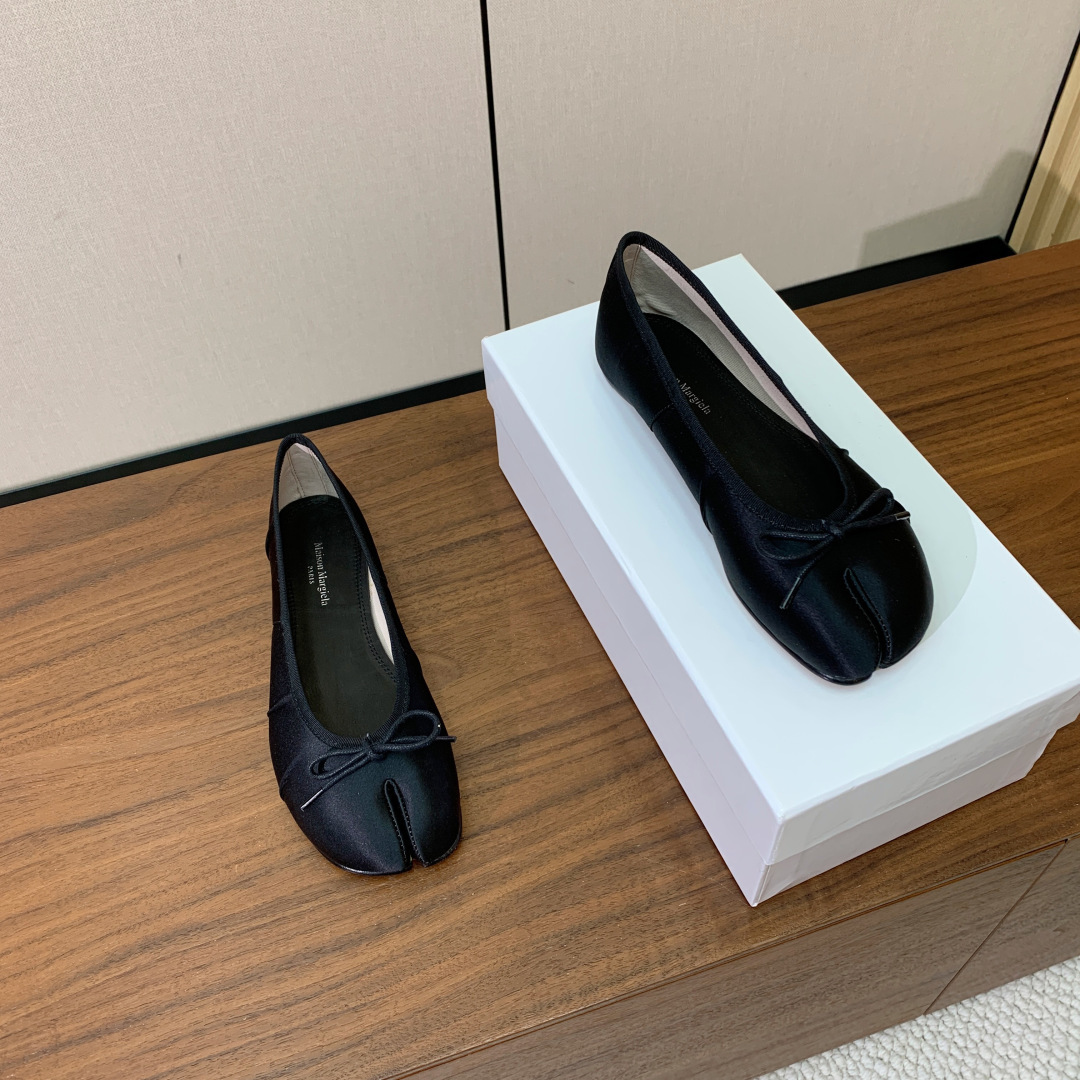 【Maison Margie*a】玛吉拉分趾单鞋。复古韵味，显瘦百搭。鞋面真丝，羊皮垫脚。真皮大底码数：