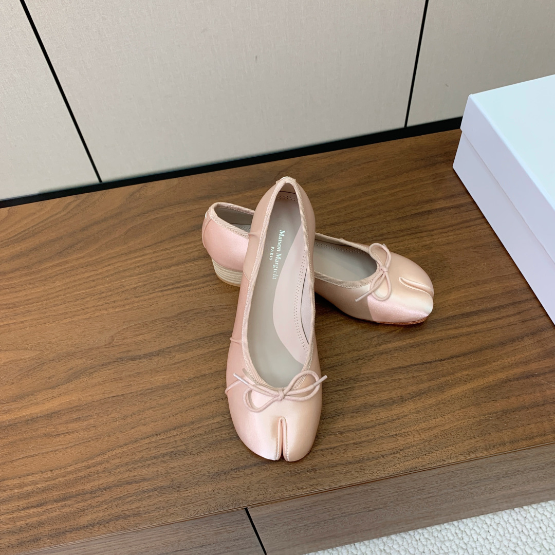 【Maison Margie*a】玛吉拉中分趾单鞋。复古韵味，显瘦百搭。鞋面真丝、定制布料。羊皮垫脚。真