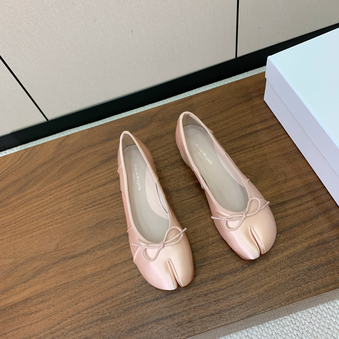 【Maison Margie*a】玛吉拉中分趾单鞋。复古韵味，显瘦百搭。鞋面真丝、定制布料。羊皮垫脚。真
