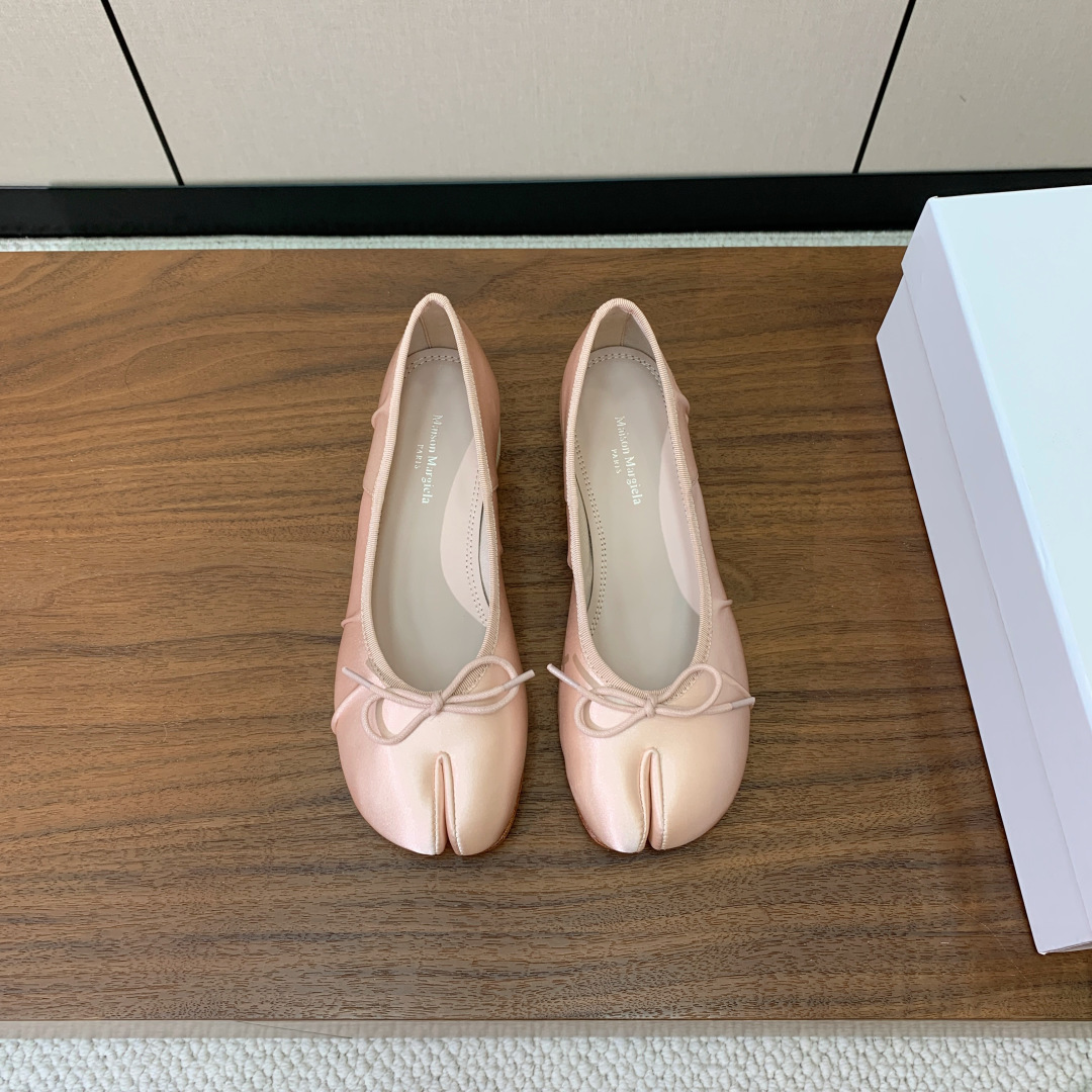 【Maison Margie*a】玛吉拉中分趾单鞋。复古韵味，显瘦百搭。鞋面真丝、定制布料。羊皮垫脚。真