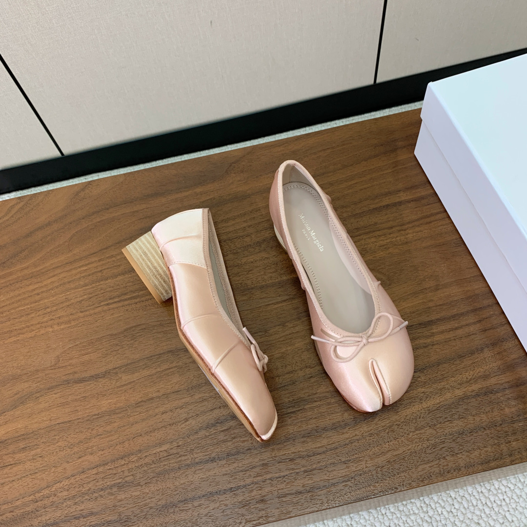 【Maison Margie*a】玛吉拉中分趾单鞋。复古韵味，显瘦百搭。鞋面真丝、定制布料。羊皮垫脚。真