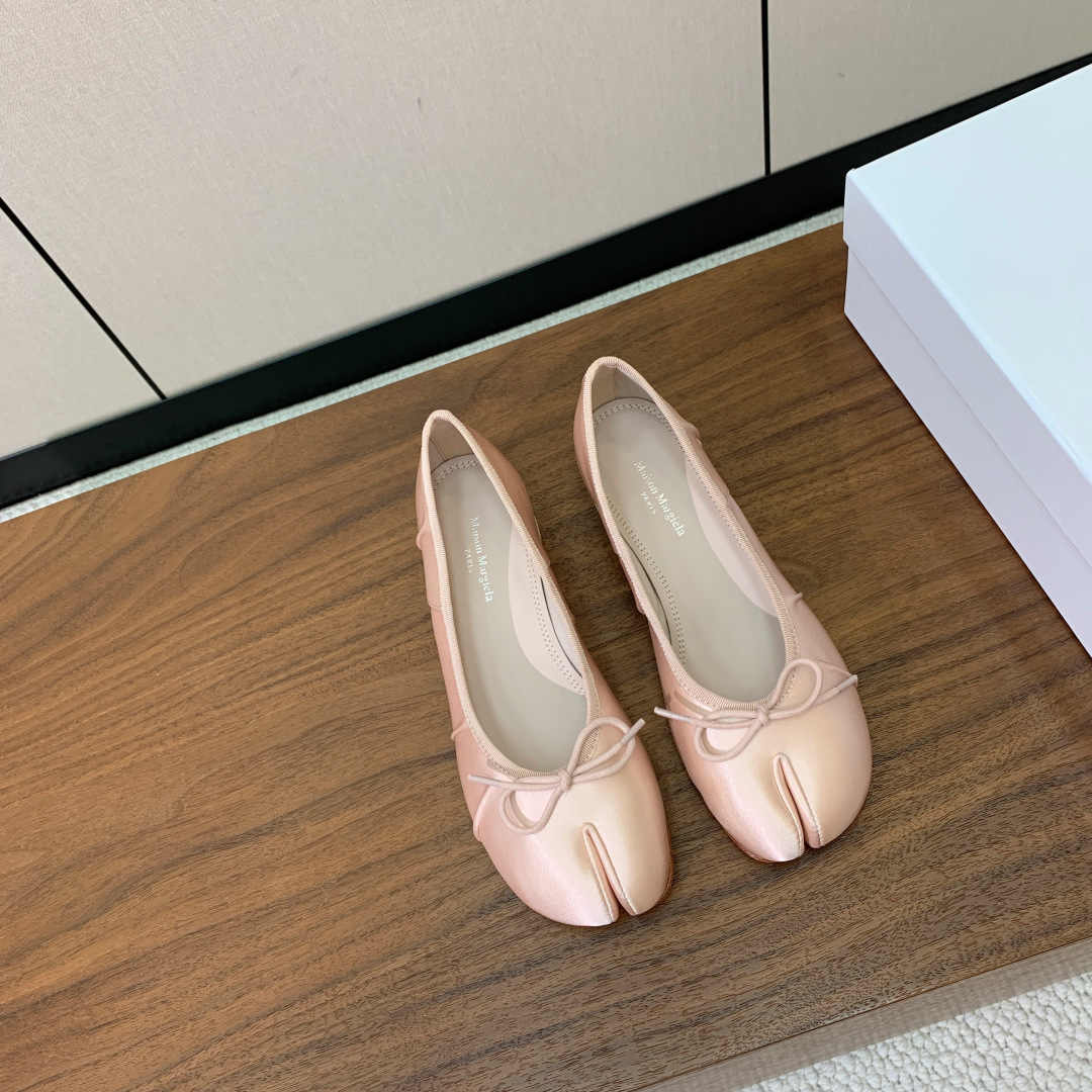 【Maison Margie*a】玛吉拉中分趾单鞋。复古韵味，显瘦百搭。鞋面真丝、定制布料。羊皮垫脚。真