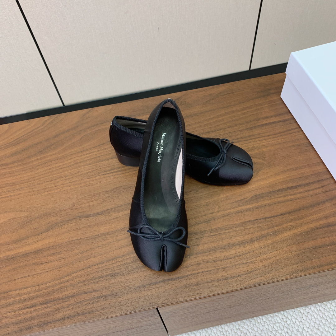 【Maison Margie*a】玛吉拉分趾单鞋。复古韵味，显瘦百搭。鞋面真丝，羊皮垫脚。真皮大底码数：