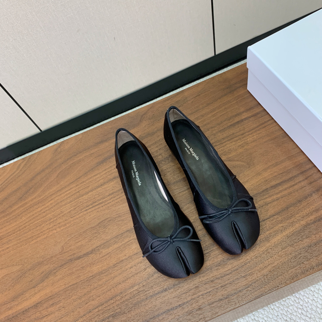 【Maison Margie*a】玛吉拉分趾单鞋。复古韵味，显瘦百搭。鞋面真丝，羊皮垫脚。真皮大底码数：