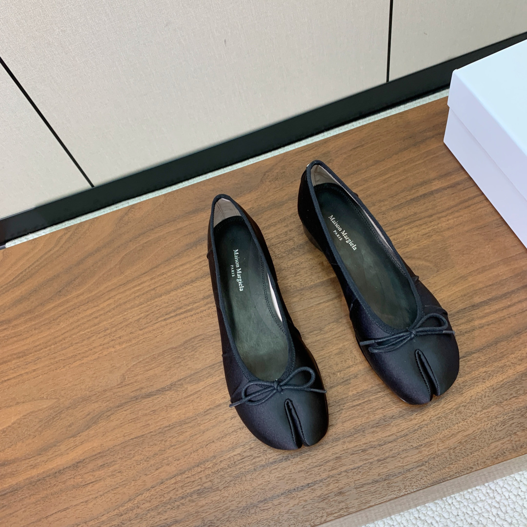【Maison Margie*a】玛吉拉分趾单鞋。复古韵味，显瘦百搭。鞋面真丝，羊皮垫脚。真皮大底码数：