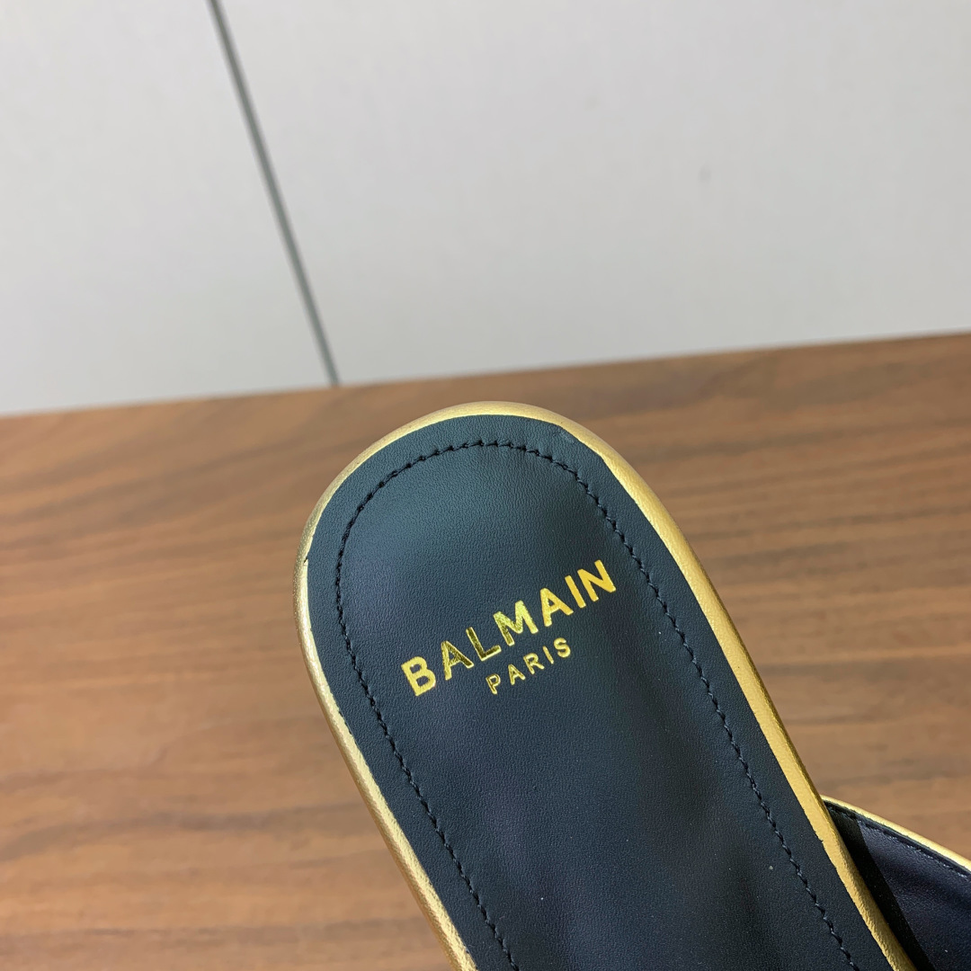 【Bal*ain】方扣拖鞋。愈发別致出众，无敌气场、无敌好看。鞋面漆皮、牛皮。原版开模金属扣，牛皮垫脚。