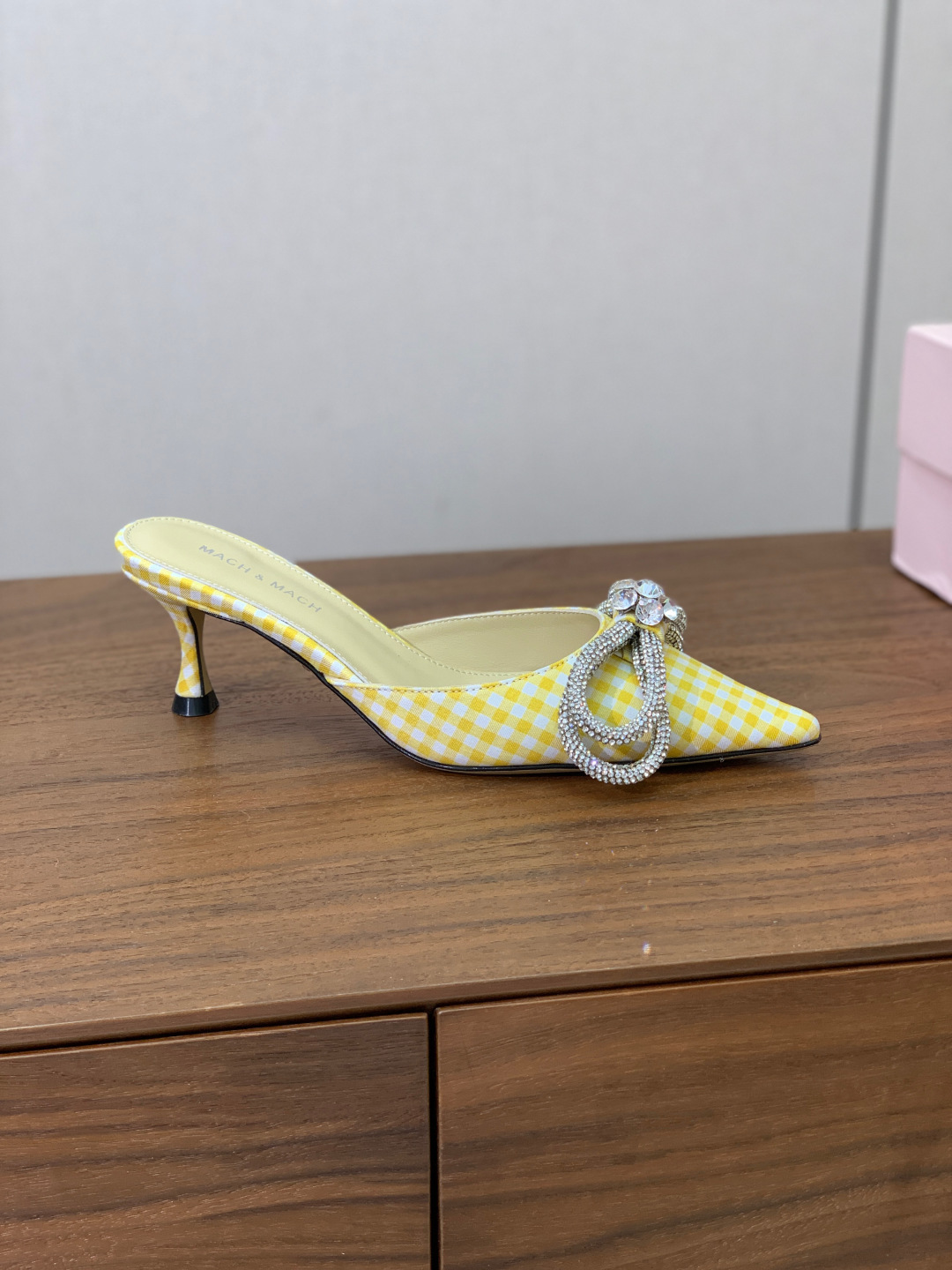 【Mach＆Mach】钻扣蝴蝶结拖鞋。简约时尚。鞋面定制布料，羊皮内里及垫脚。真皮大底。跟高6.5cm码