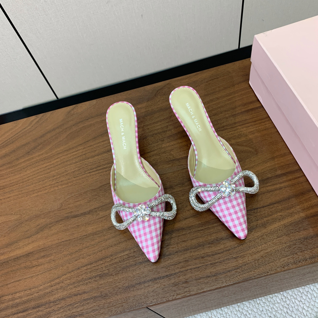 【Mach＆Mach】钻扣蝴蝶结拖鞋。简约时尚。鞋面定制布料，羊皮内里及垫脚。真皮大底。跟高6.5cm码