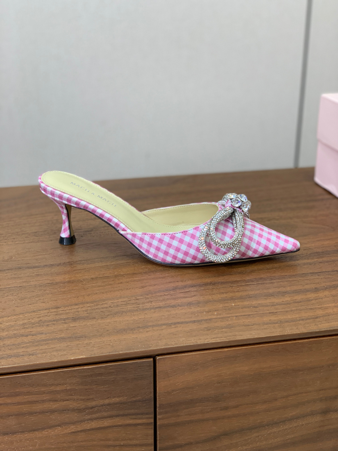 【Mach＆Mach】钻扣蝴蝶结拖鞋。简约时尚。鞋面定制布料，羊皮内里及垫脚。真皮大底。跟高6.5cm码