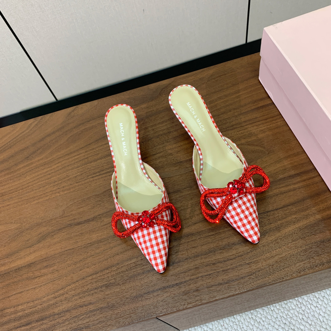 【Mach＆Mach】钻扣蝴蝶结拖鞋。简约时尚。鞋面定制布料，羊皮内里及垫脚。真皮大底。跟高6.5cm码
