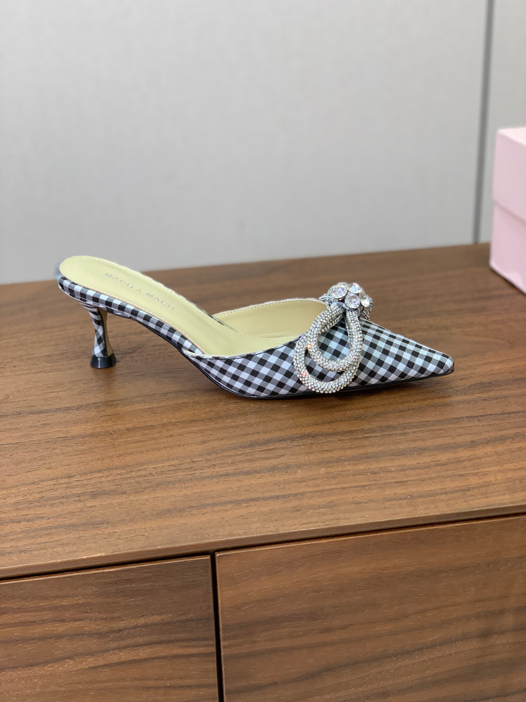 【Mach＆Mach】钻扣蝴蝶结拖鞋。简约时尚。鞋面定制布料，羊皮内里及垫脚。真皮大底。跟高6.5cm码