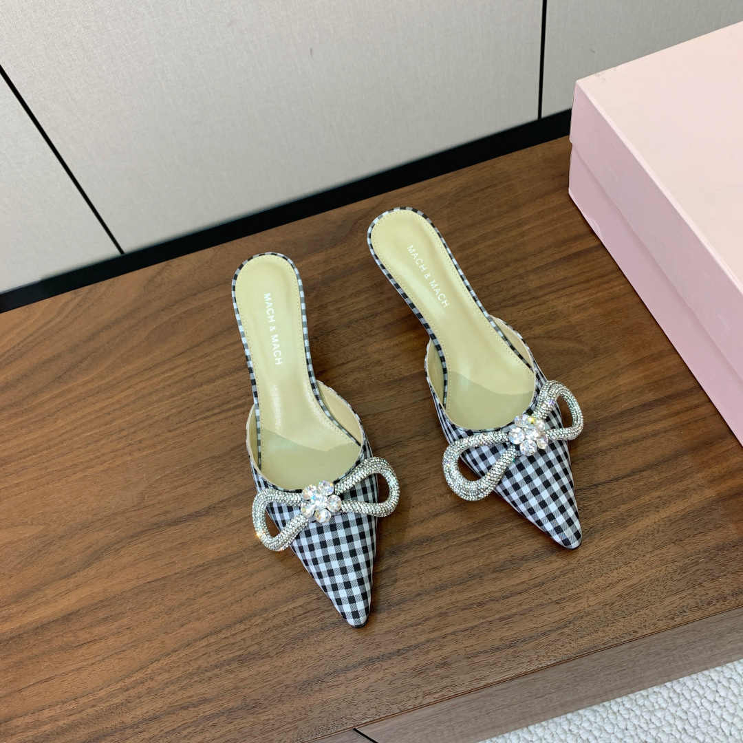 【Mach＆Mach】钻扣蝴蝶结拖鞋。简约时尚。鞋面定制布料，羊皮内里及垫脚。真皮大底。跟高6.5cm码