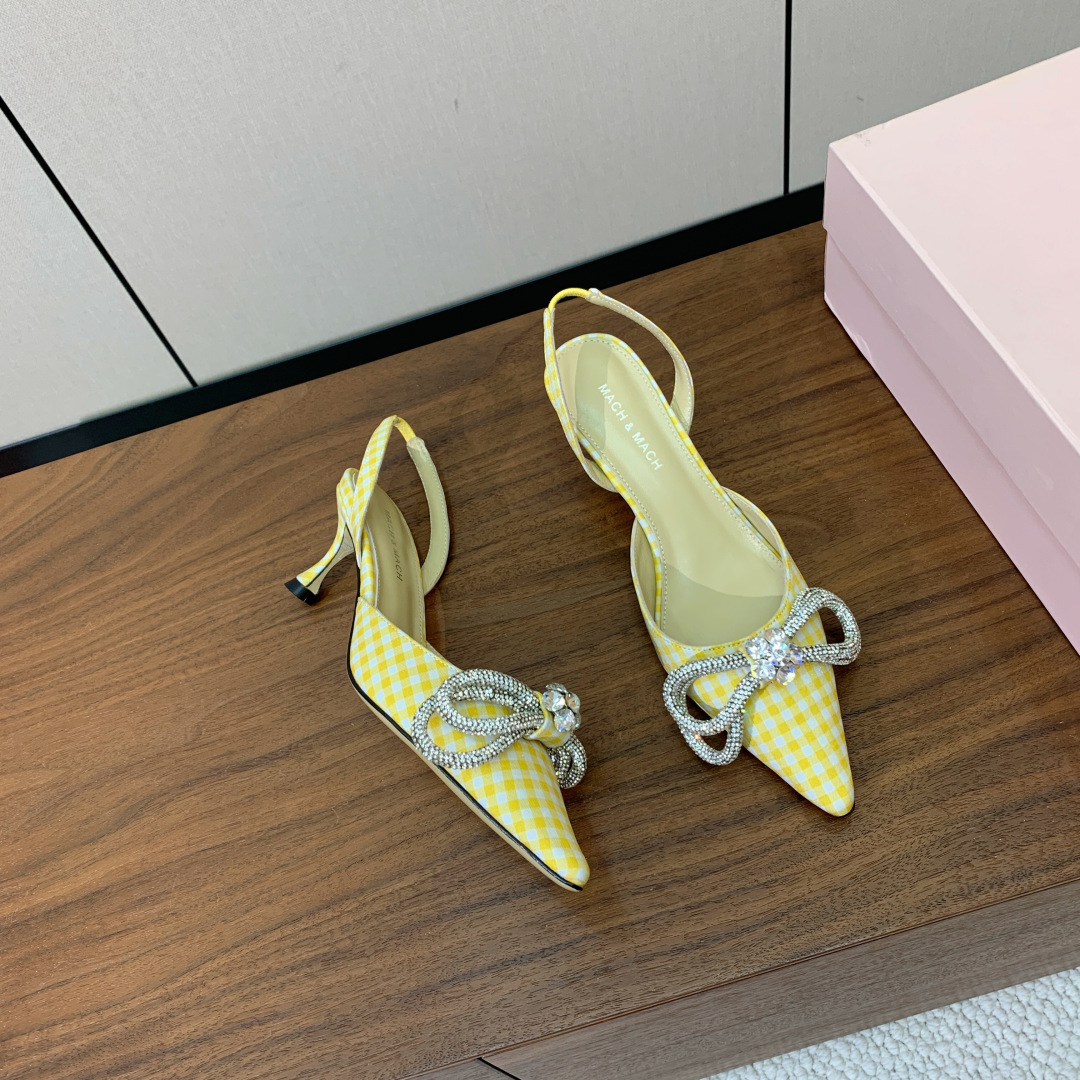 【Mach＆Mach】钻扣蝴蝶结后空凉鞋。简约时尚。鞋面定制布料，羊皮内里及垫脚。真皮大底。跟高6.5c