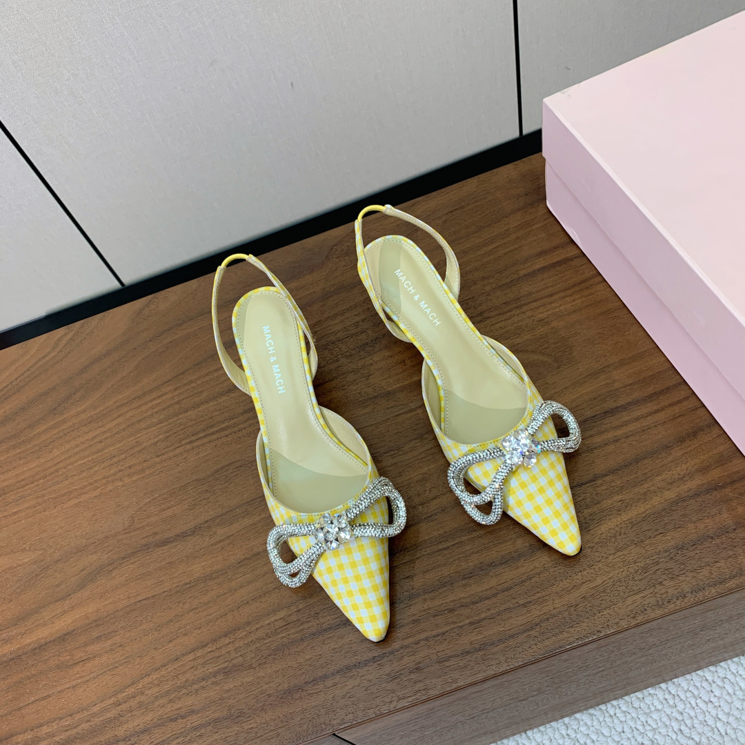 【Mach＆Mach】钻扣蝴蝶结后空凉鞋。简约时尚。鞋面定制布料，羊皮内里及垫脚。真皮大底。跟高6.5c