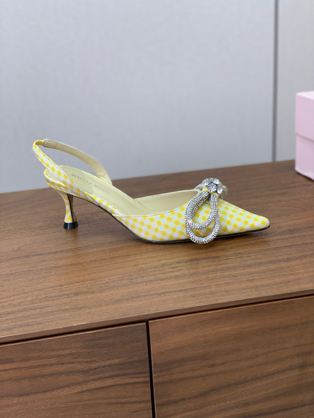 【Mach＆Mach】钻扣蝴蝶结后空凉鞋。简约时尚。鞋面定制布料，羊皮内里及垫脚。真皮大底。跟高6.5c