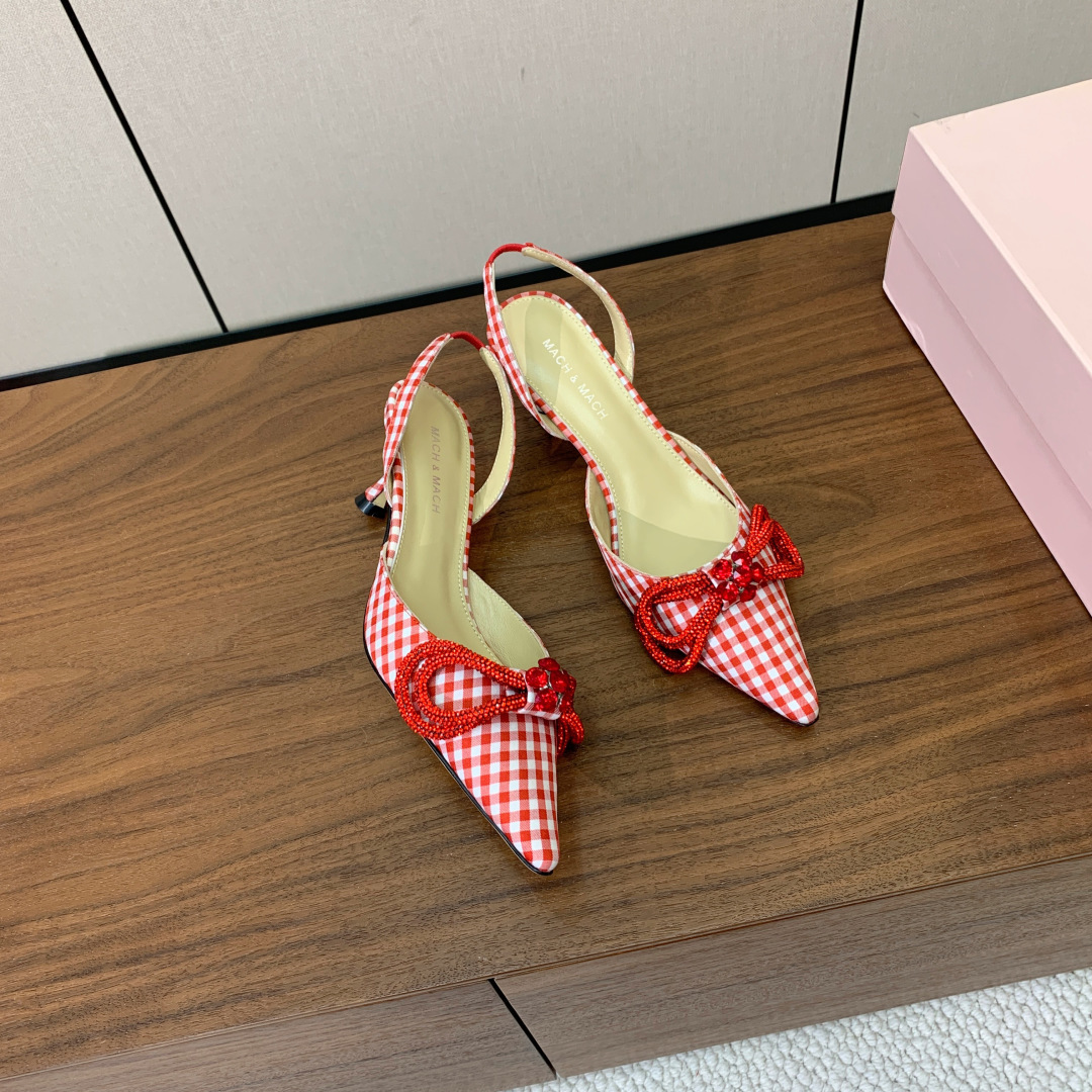 【Mach＆Mach】钻扣蝴蝶结后空凉鞋。简约时尚。鞋面定制布料，羊皮内里及垫脚。真皮大底。跟高6.5c