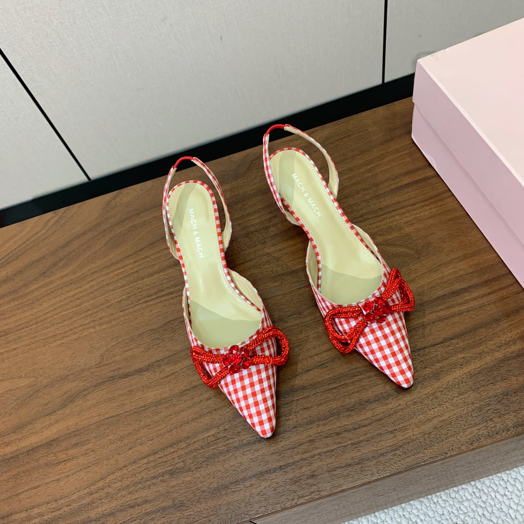 【Mach＆Mach】钻扣蝴蝶结后空凉鞋。简约时尚。鞋面定制布料，羊皮内里及垫脚。真皮大底。跟高6.5c
