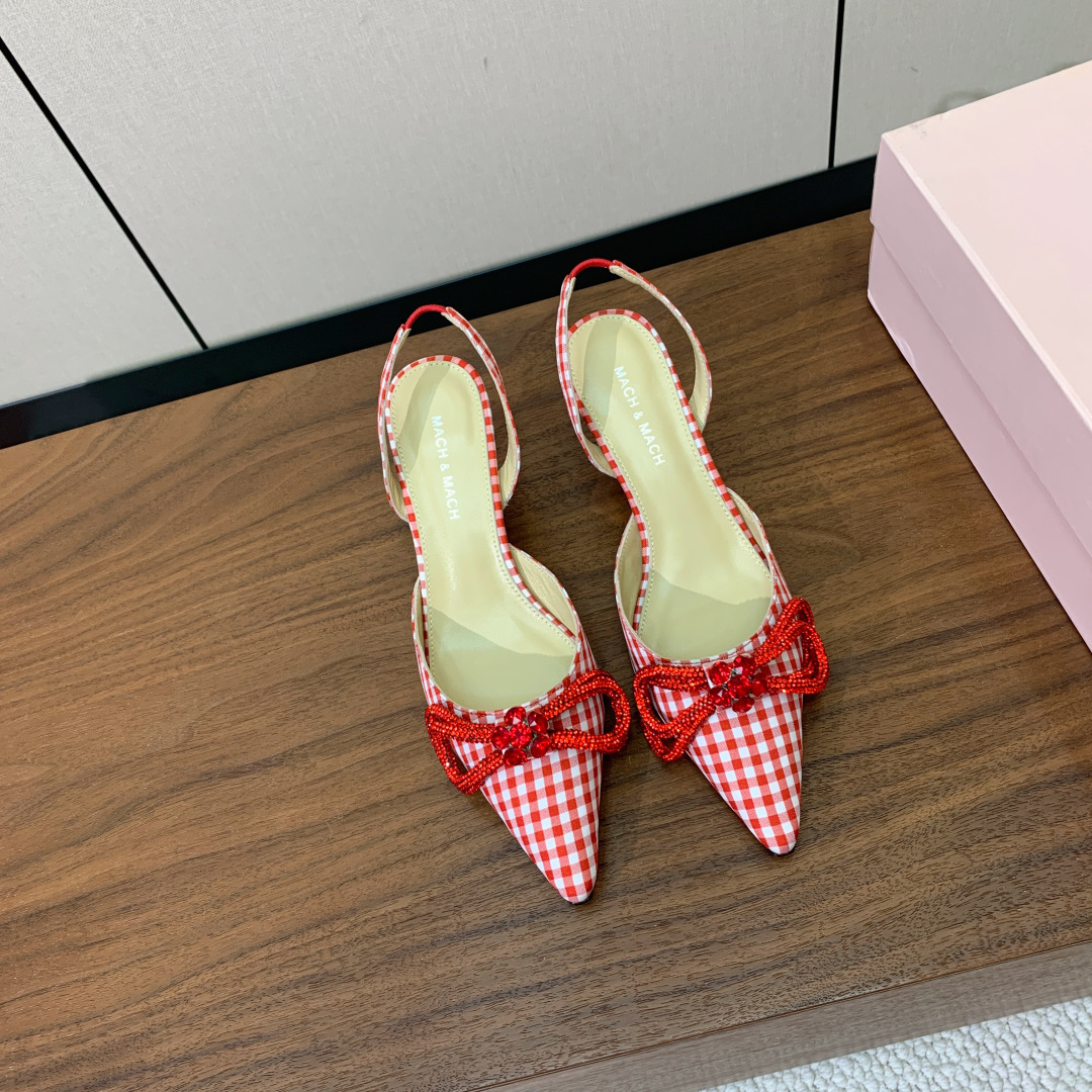 【Mach＆Mach】钻扣蝴蝶结后空凉鞋。简约时尚。鞋面定制布料，羊皮内里及垫脚。真皮大底。跟高6.5c