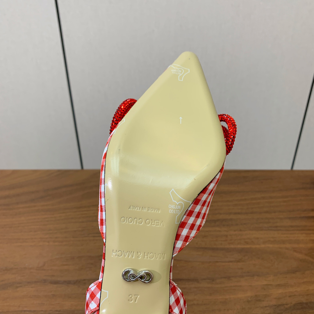 【Mach＆Mach】钻扣蝴蝶结后空凉鞋。简约时尚。鞋面定制布料，羊皮内里及垫脚。真皮大底。跟高6.5c