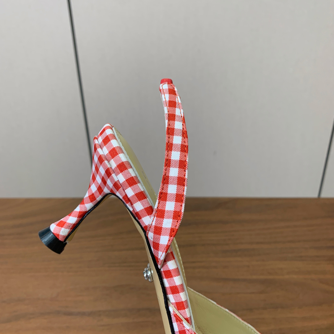 【Mach＆Mach】钻扣蝴蝶结后空凉鞋。简约时尚。鞋面定制布料，羊皮内里及垫脚。真皮大底。跟高6.5c