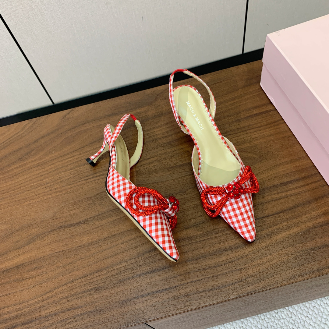 【Mach＆Mach】钻扣蝴蝶结后空凉鞋。简约时尚。鞋面定制布料，羊皮内里及垫脚。真皮大底。跟高6.5c